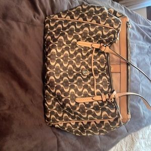 Coach purse like new. Medium sized